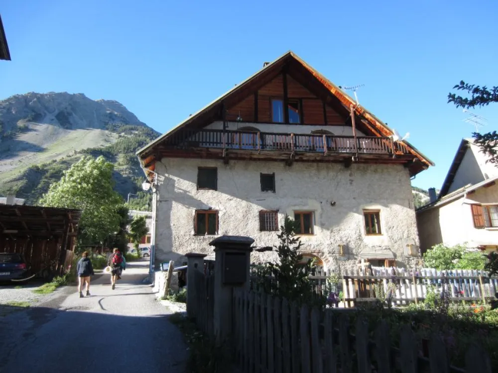 Très grand appartement avec balcon pour environ 12 personnes dans une maison typiquement névachaise. Orientation du balcon: plein sud. 