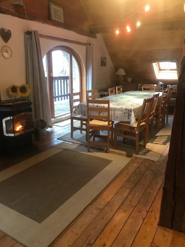 Très grande salle à manger séparée du séjour par un espace chaleureux avec poêle à granulés 
