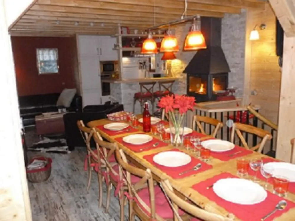 vue sur le coin cuisine et la cheminée