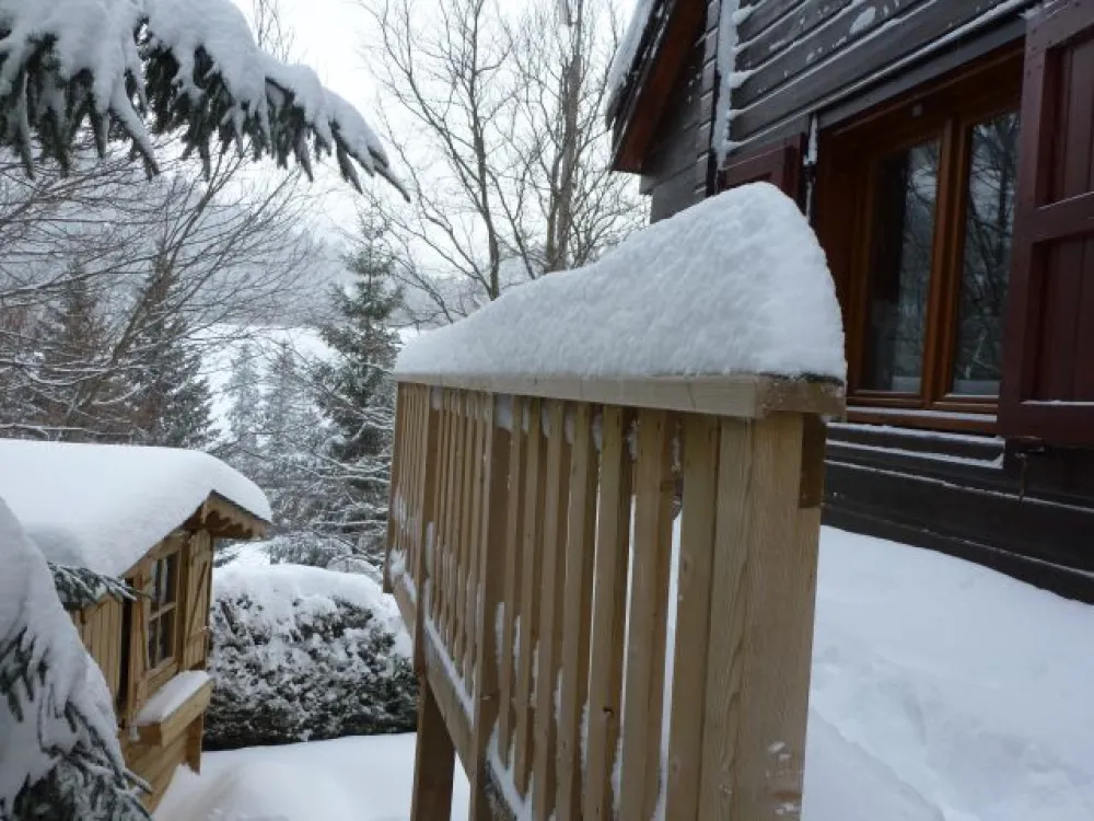 Le cabanon en contrebas, il abrite un sauna, des pics chauffant pour les chaussures de ski, et sert de local à skis.