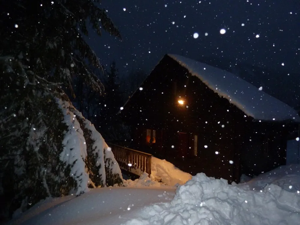 A la nuit tombée, sous la neige.
