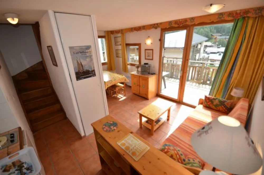 Séjour, salon, cuisine ouverte, balcon avec vue sur les pistes