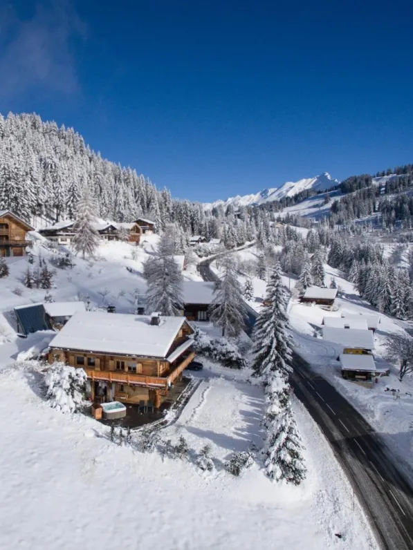 Ce chalet en bois massif de 330 m² allie charme, confort et respect de l’environnement. 
