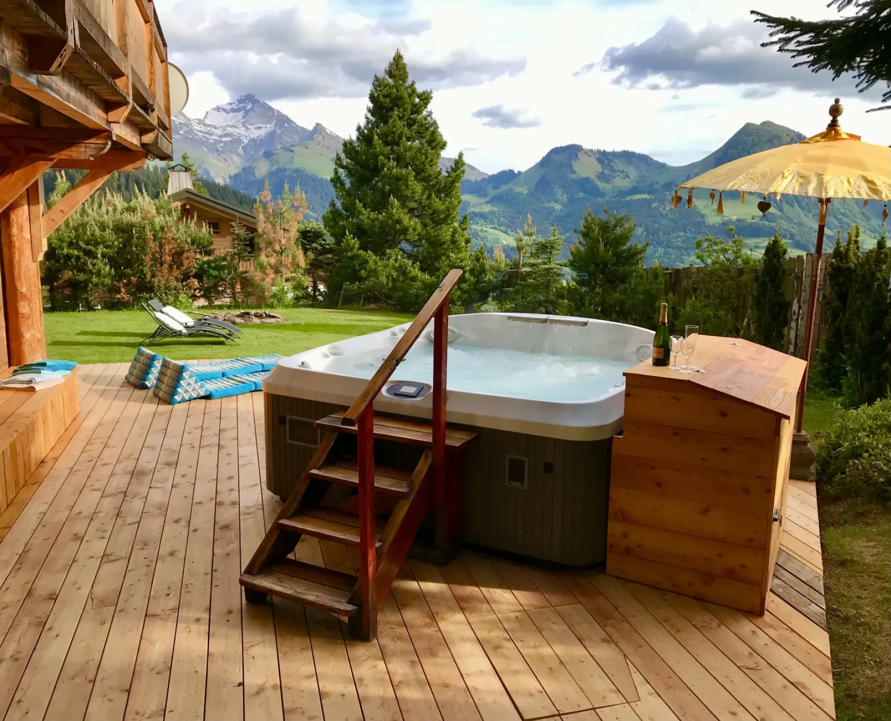 Le jacuzzi extérieur procure une détente profonde grâce à l'eau chaude et aux 48 jets massants. Pause champagne avec vue incroyable !