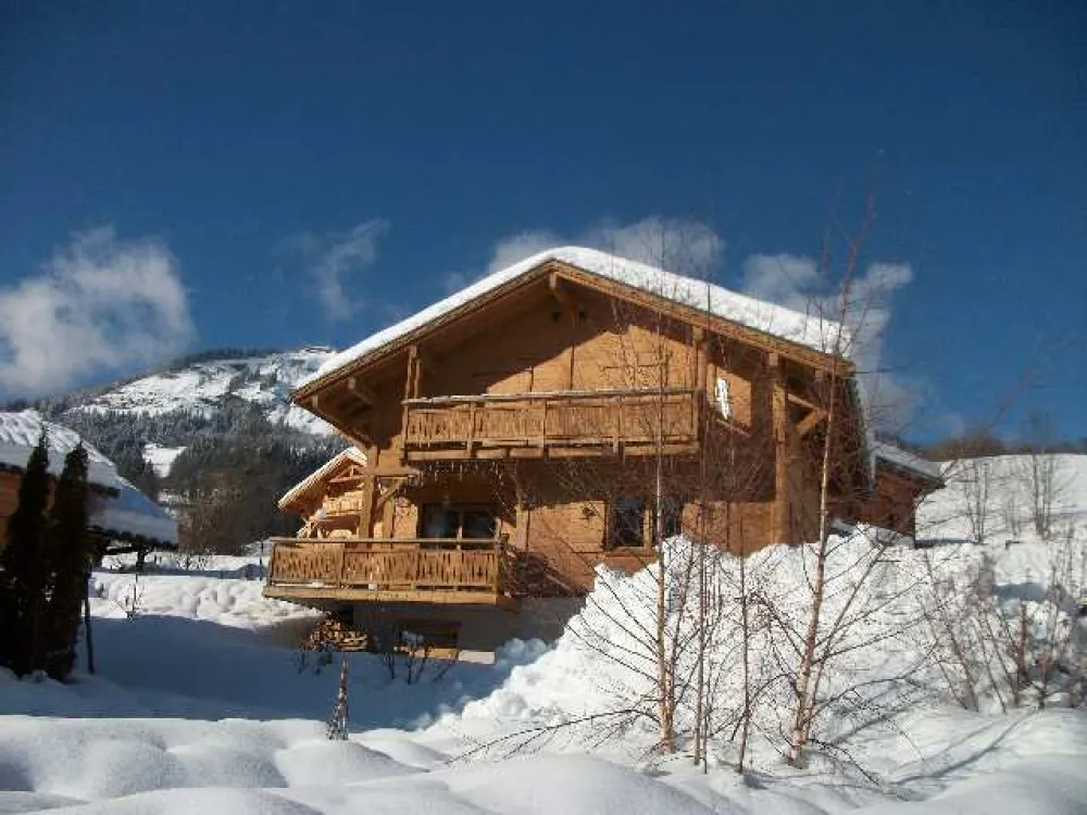CHALET  sous la neige