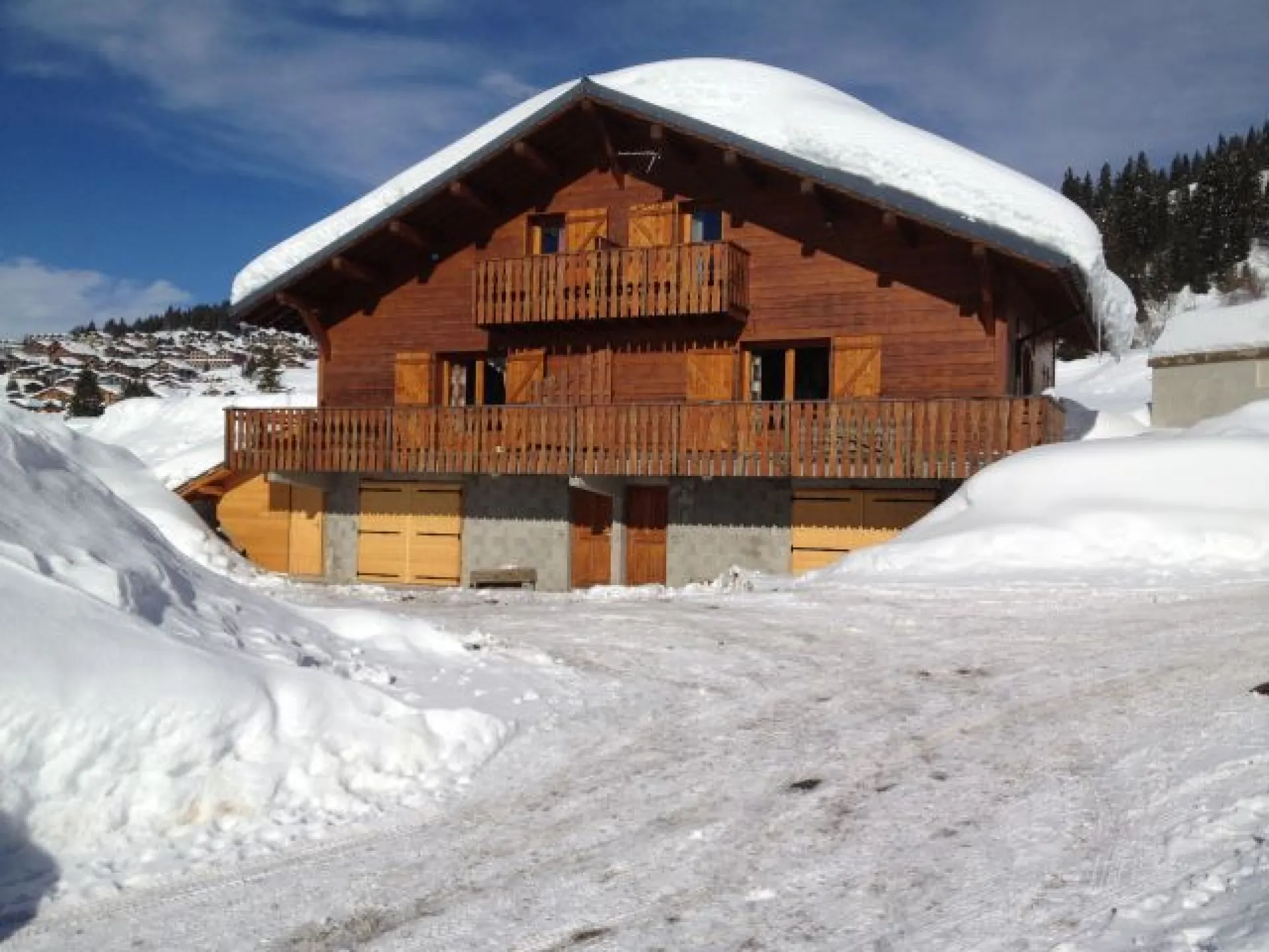 Vue d'ensemble du chalet, en arrière plan la station