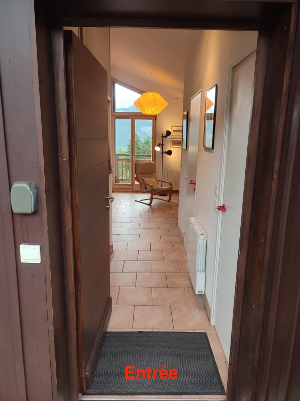 Entrée de l'appartement traversant