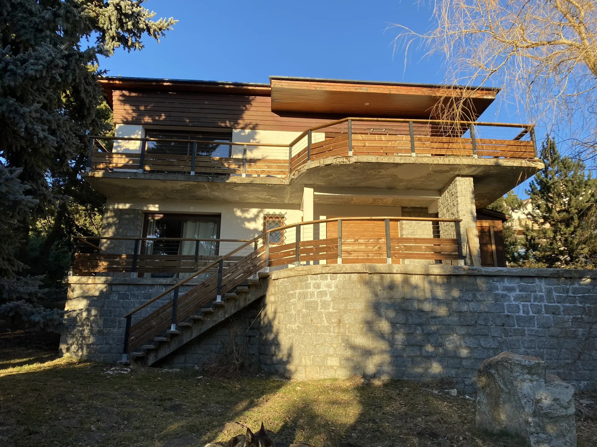Vue du chalet depuis le jardin. 
