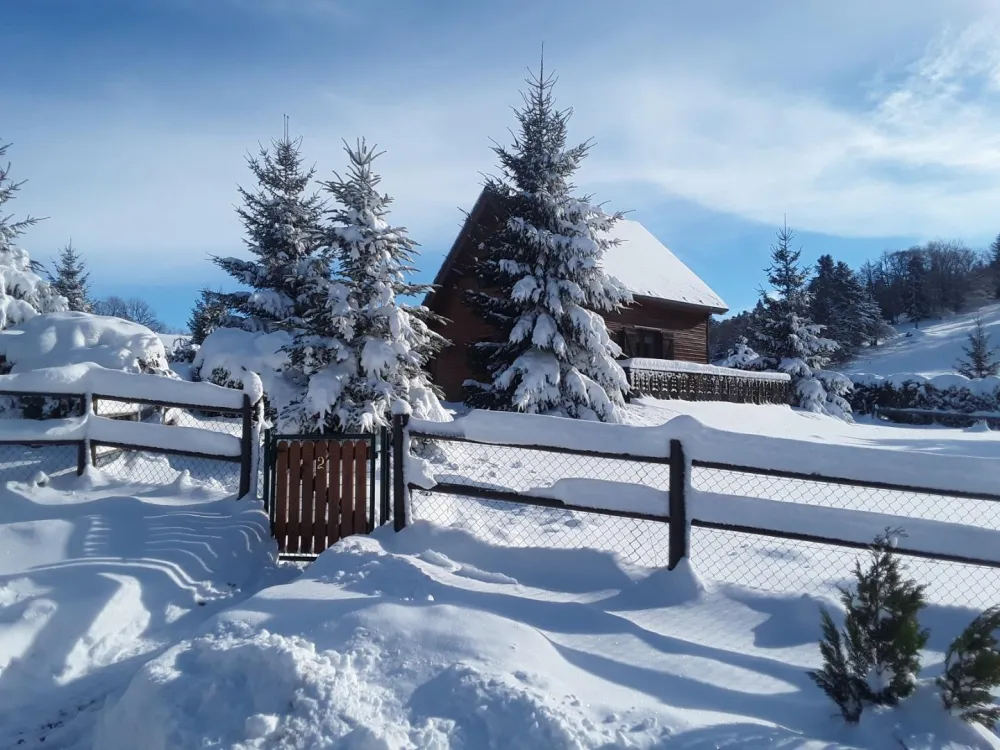 Chalet N°2 en hiver (vue depuis parking)