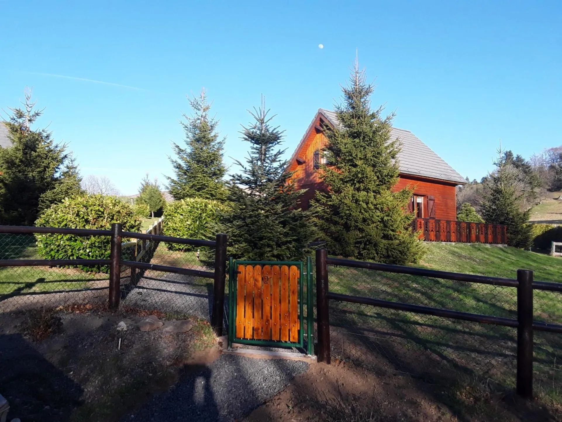 Chalet N°2 en été ( vue depuis parking)