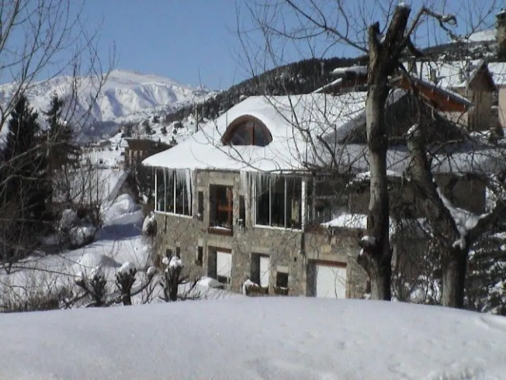 vue extérieure du chalet sous la neige