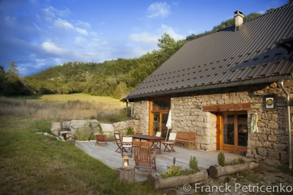 La façade ouverte sur le jardin de plusieurs centaines de m² et l'accès à l'immense prairie !
