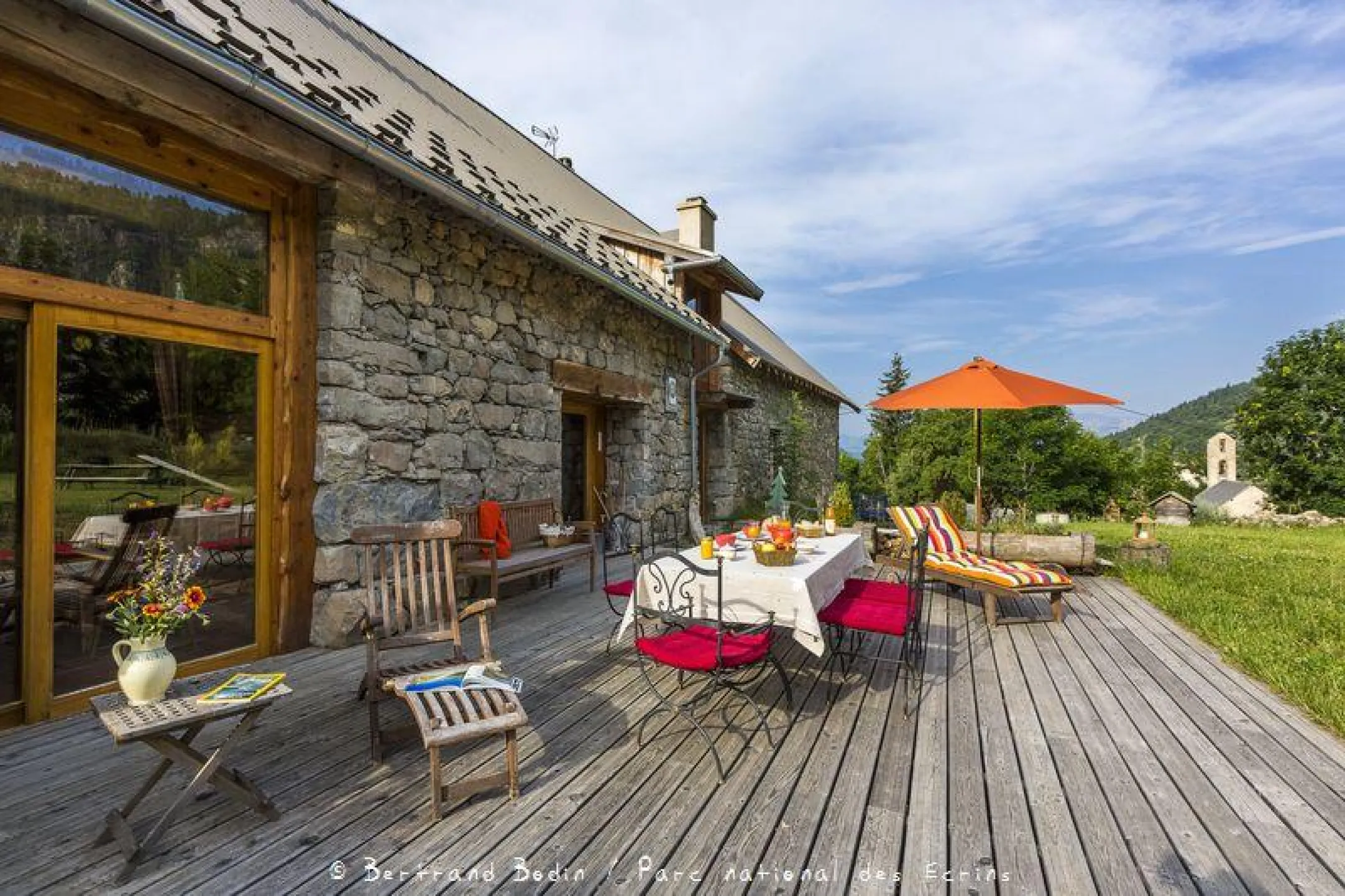 Vaste Terrasse en Mélèze toute équipée de 50m²