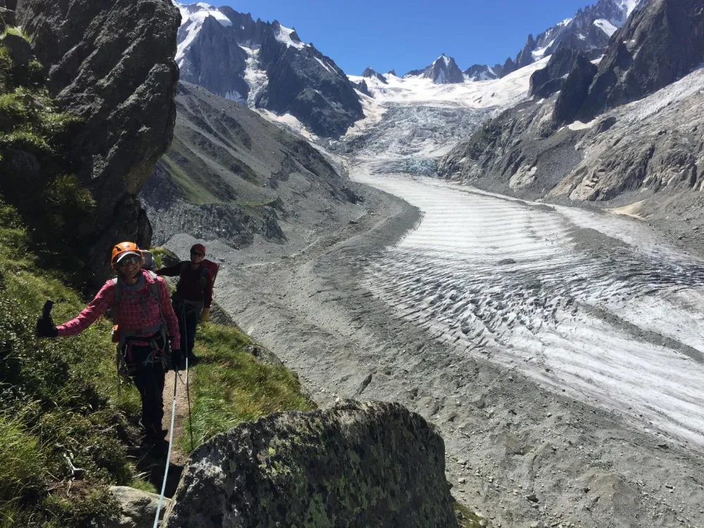 Sortie en montagne avec des clients. Ici, les balcons du Mt Blanc avec la mer de glace en contre-bas.