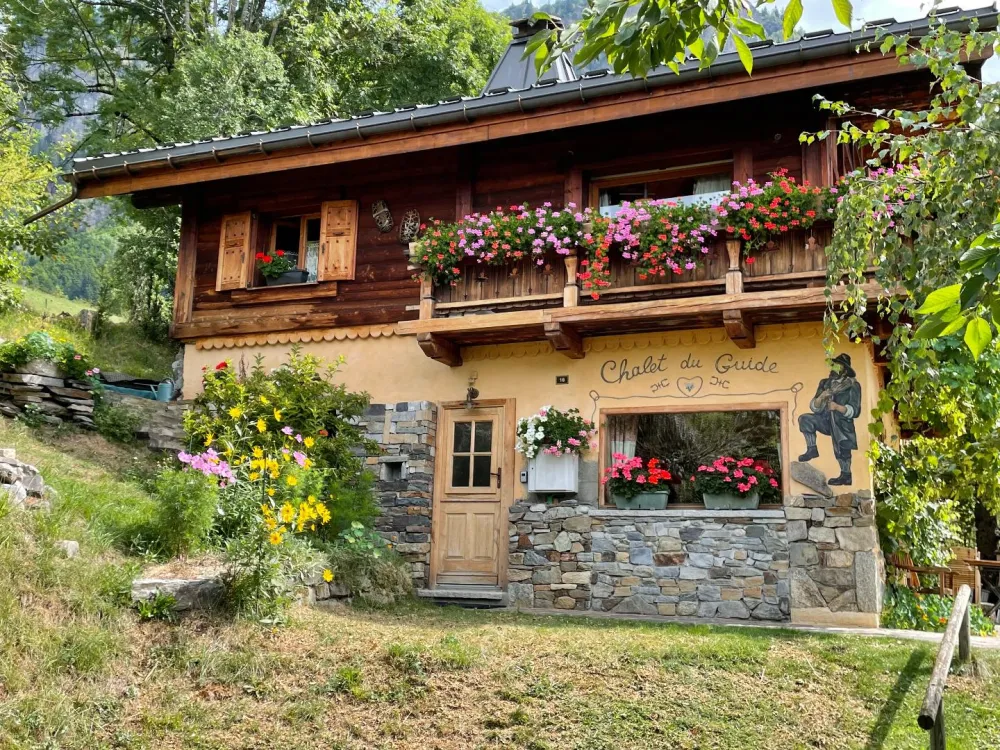 Chalet d'un guide de haute montagne, entre tradition et nature.
