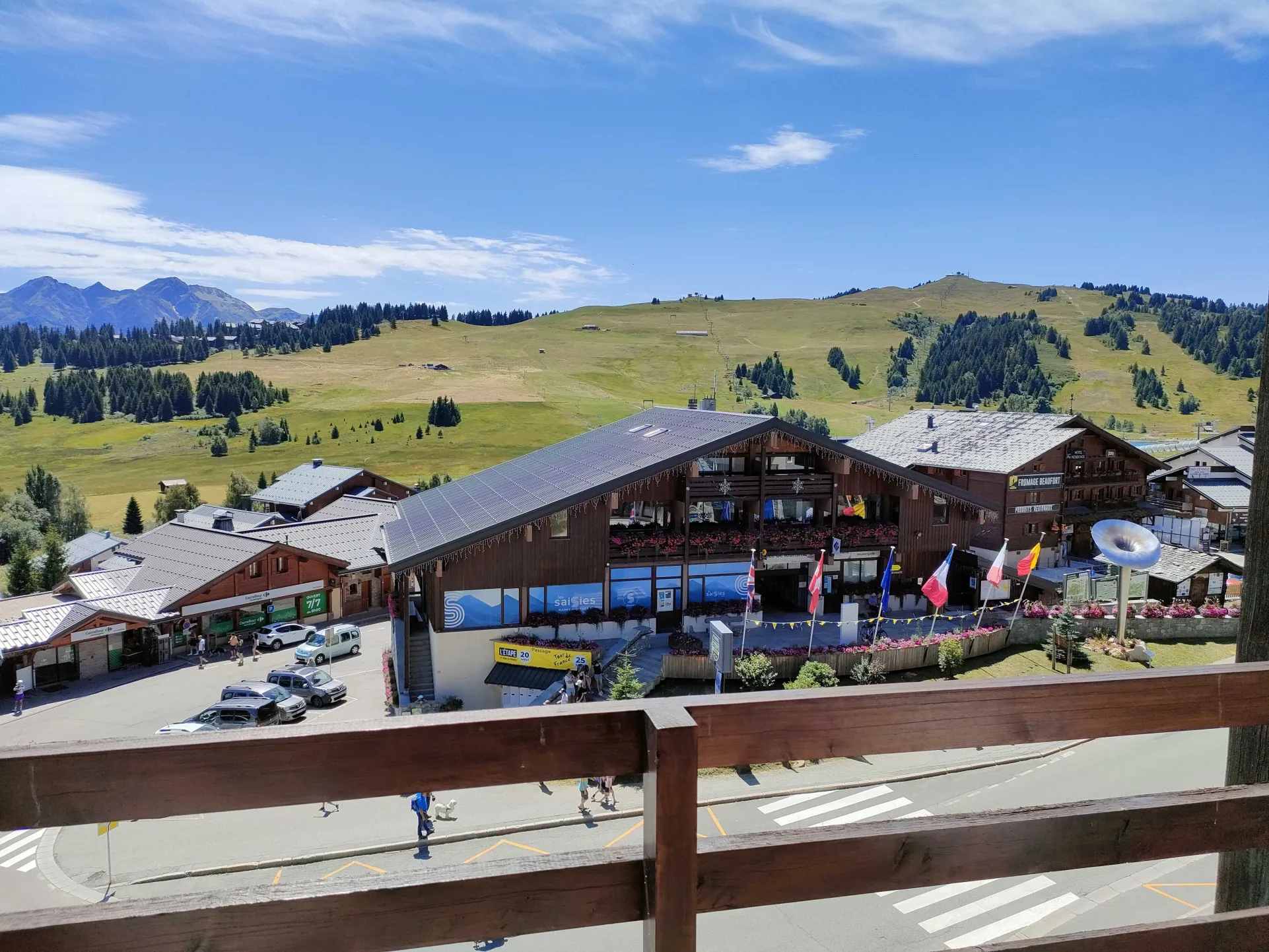 Du balcon, vue sur le Mont Bisanne et l'Office de Tourisme