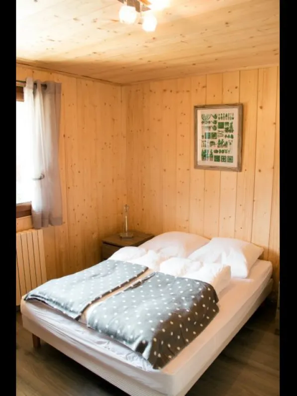 lit deux personnes dans la chambre 1. taille 140x190
Il faut prévoir le drap housse en fonction de cette taille et prendre une housse de couette de 240x220. Les oreillers font tous 65x65
