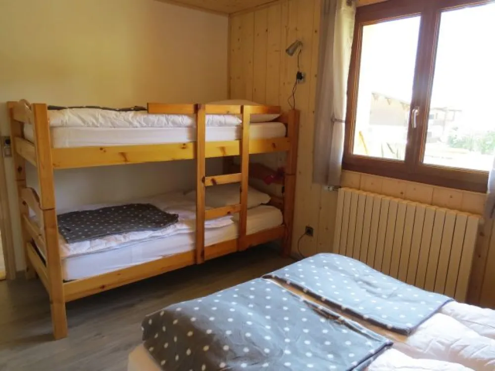 lits superposés dans la chambre 1
Taille d'un lit : 140x190
Prévoir le drap housse pour un lit de cette taille et la housse de couette doit faire 140x220.
Les oreillers font 65x65

