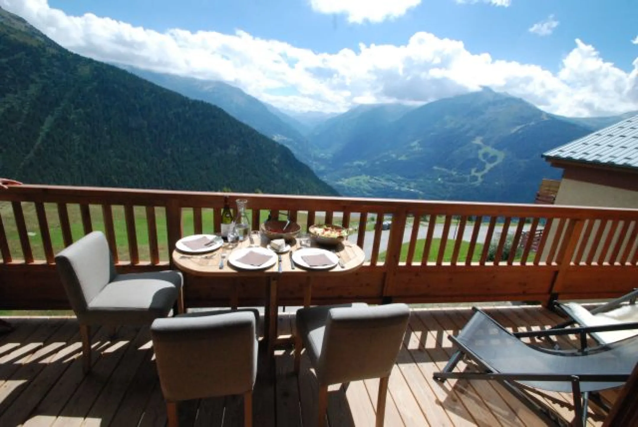 Terrasse avec vue sur la vallée