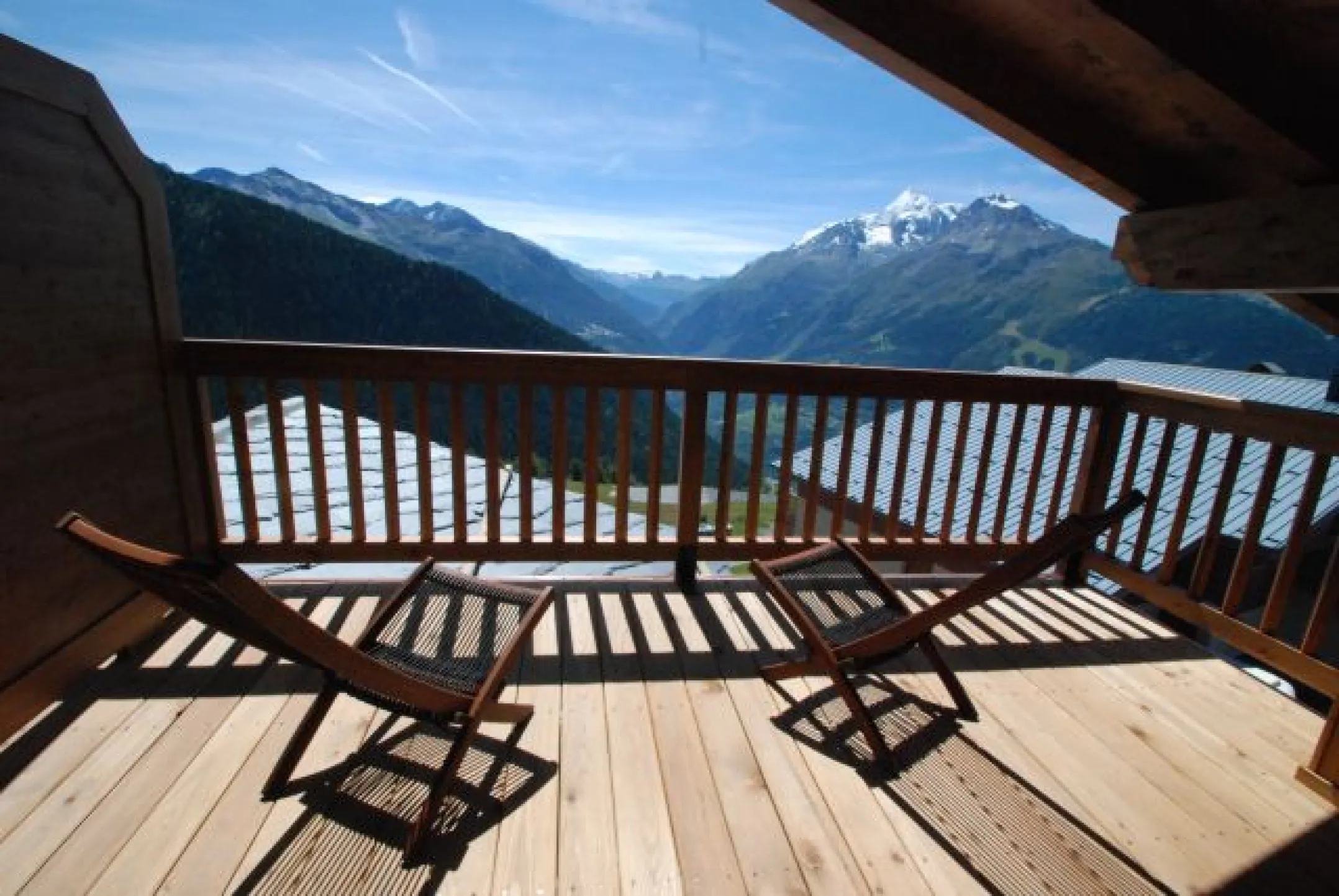 Vue plein sur vers la vallée et terrasse