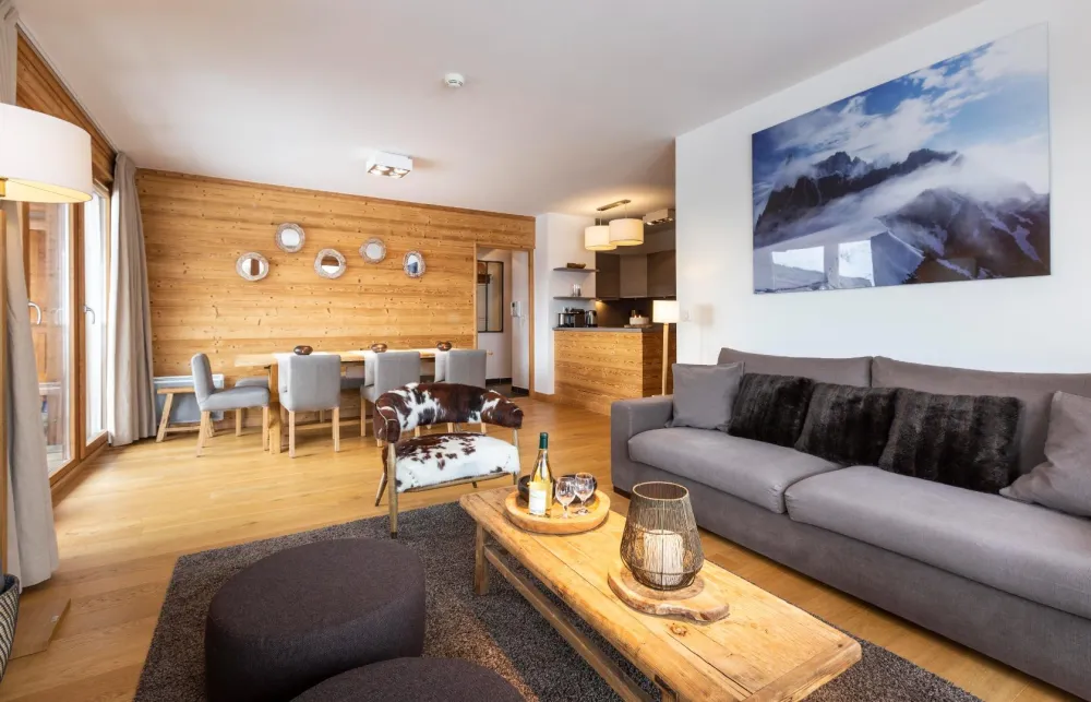 Grand living très lumineux et confortable avec vue plein sud sur la Tarentaise et le vieux village des Eucherts