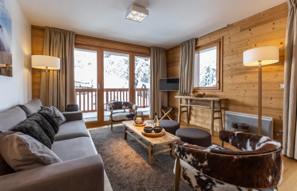 Grand living très lumineux et confortable avec vue plein sud sur la Tarentaise et le vieux village des Eucherts