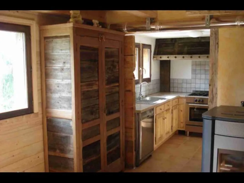 Cuisine toute équipée : lave-vaisselle, cuisinière et four gaz, réfrigérateur et grand congélateur... 