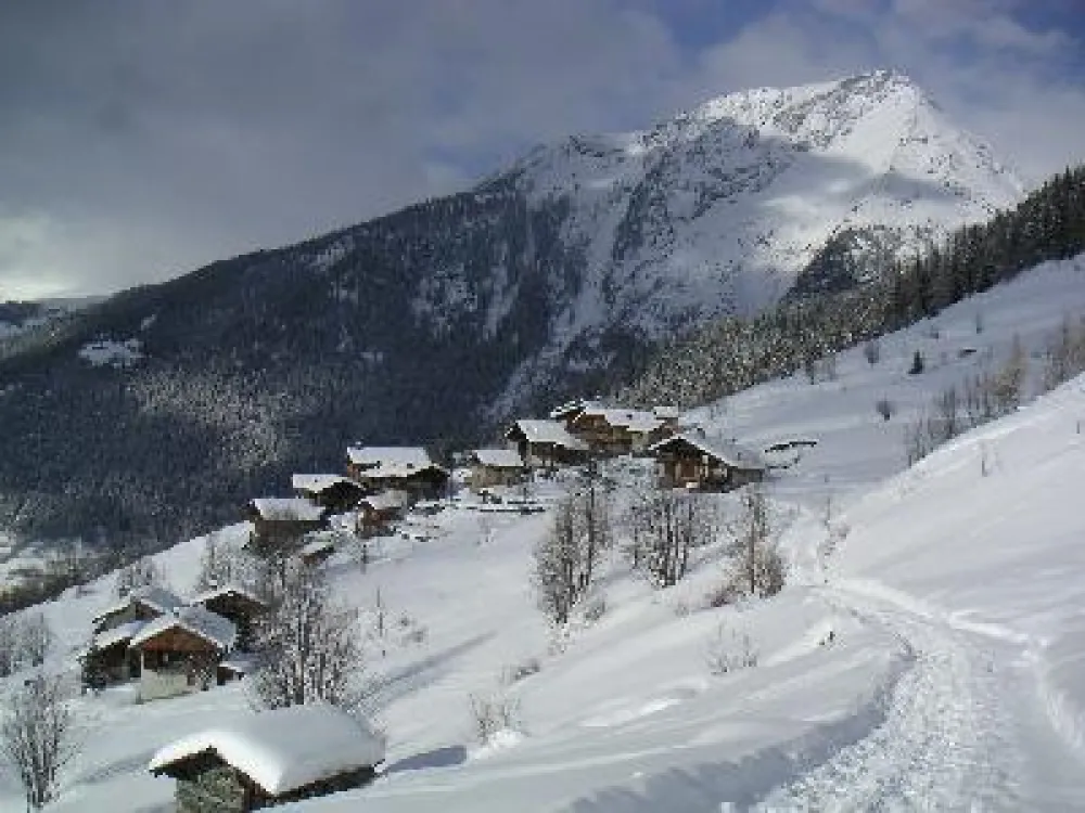 Hameau du Planay. 
Photo prise à 200m du chalet. A partir de ce point, se laisser glisser à ski vers le telesiège.
