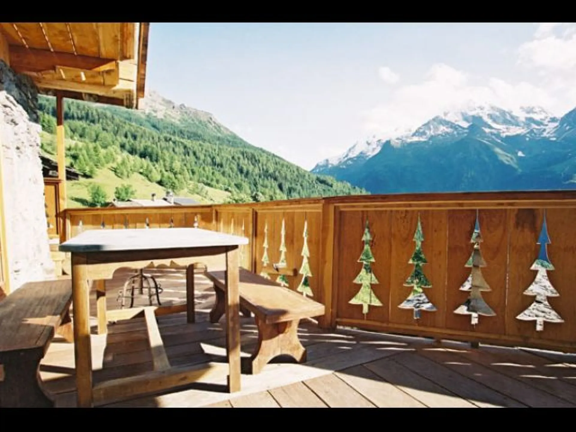 Terrasse ensoleillée, vue sur les glaciers du parc de la Vanoise.