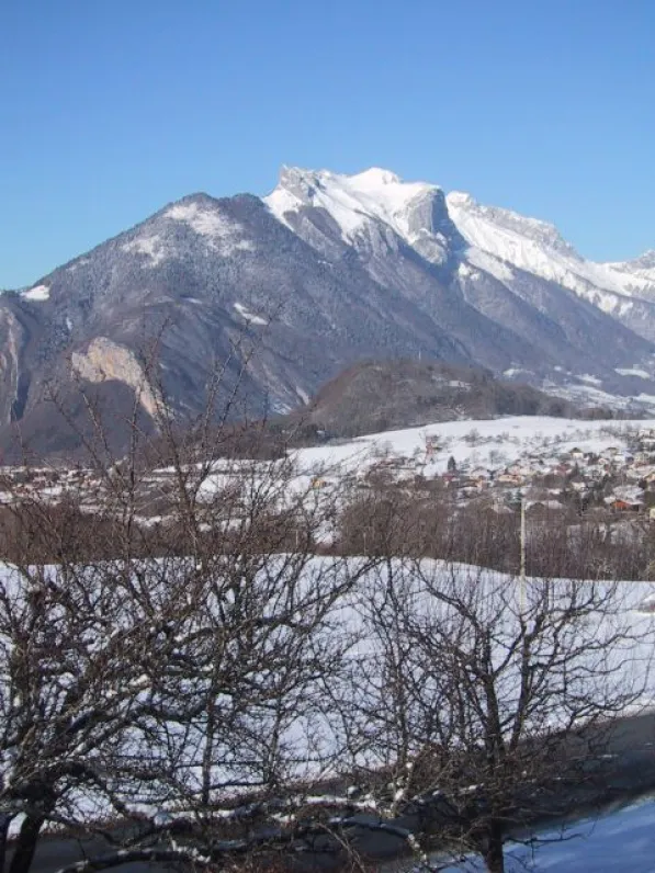 Hiver: vue sur le bourg de Faverges et le massif de la Tournette
