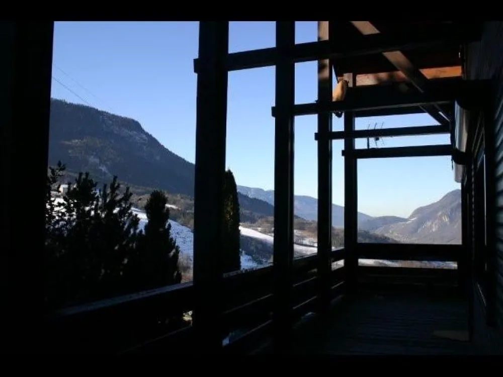 Hiver: terrasse coté sud avec vue vallée