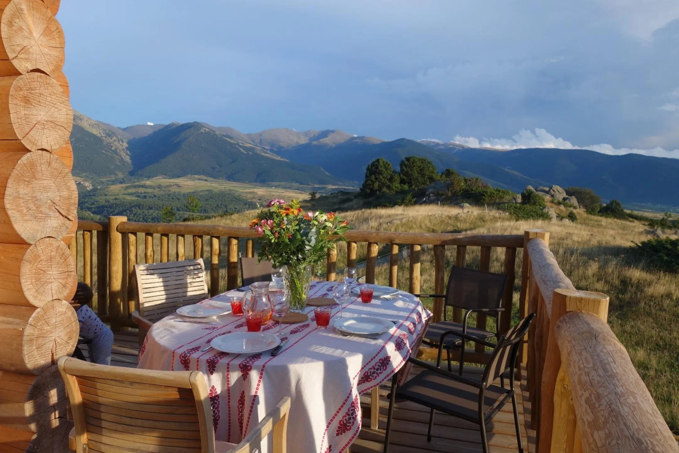 Table grande terrasse d'angle l'été. 12 couverts