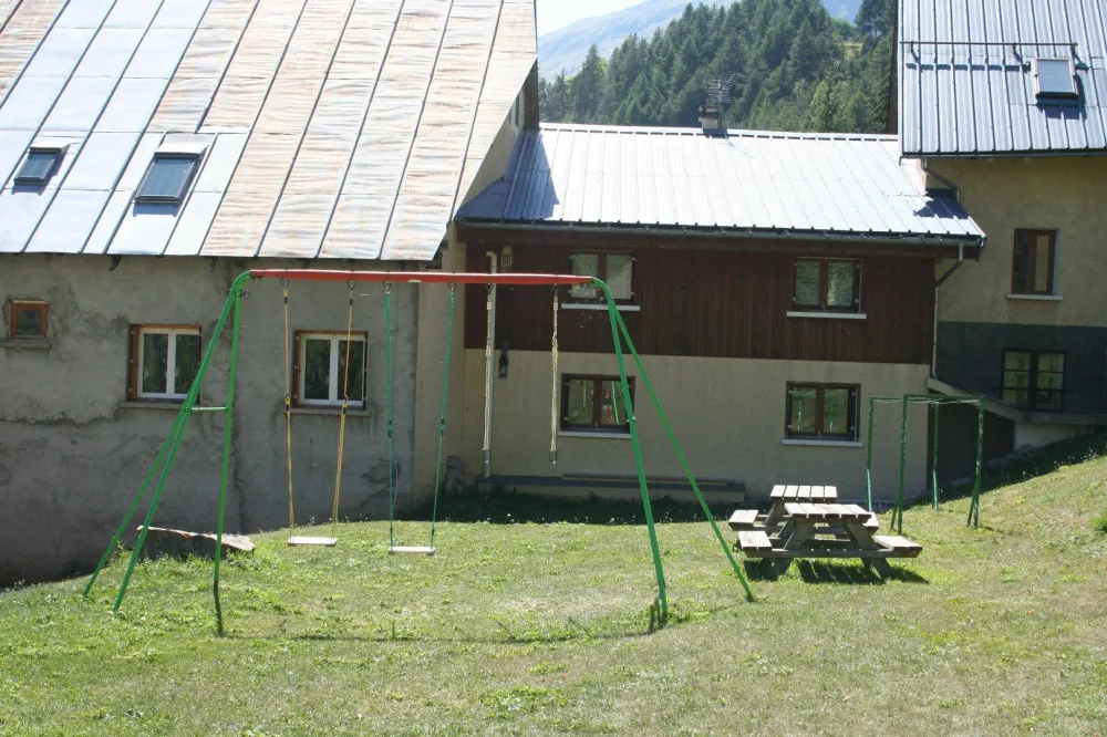 Jardin avec balançoire et tables de pique-nique pour l'été