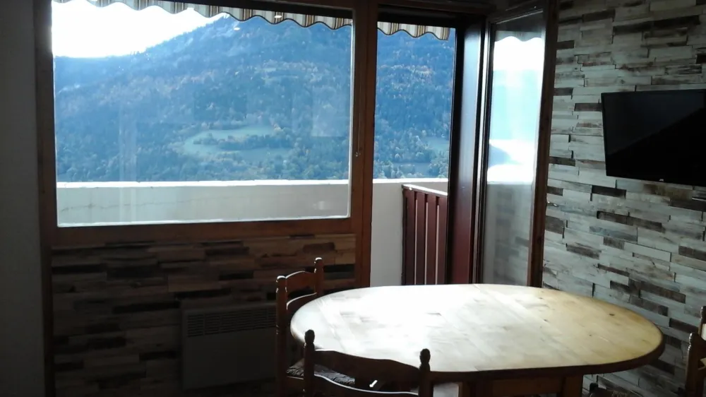 séjour avec vue sur montagne et vallée