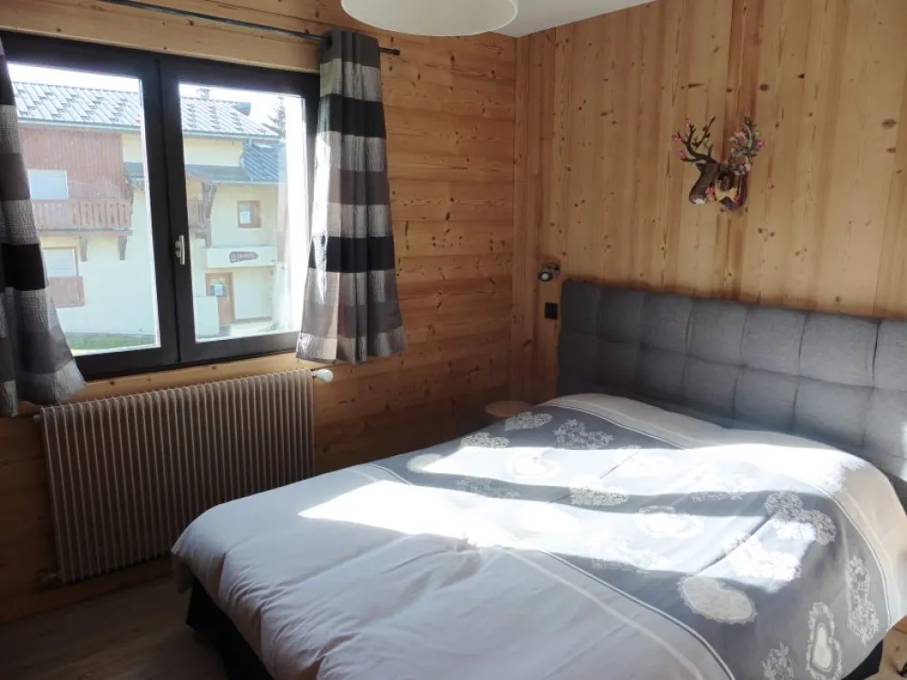 Chambre parentale ensoleillée avec grand lit (160) et ambiance feutrée