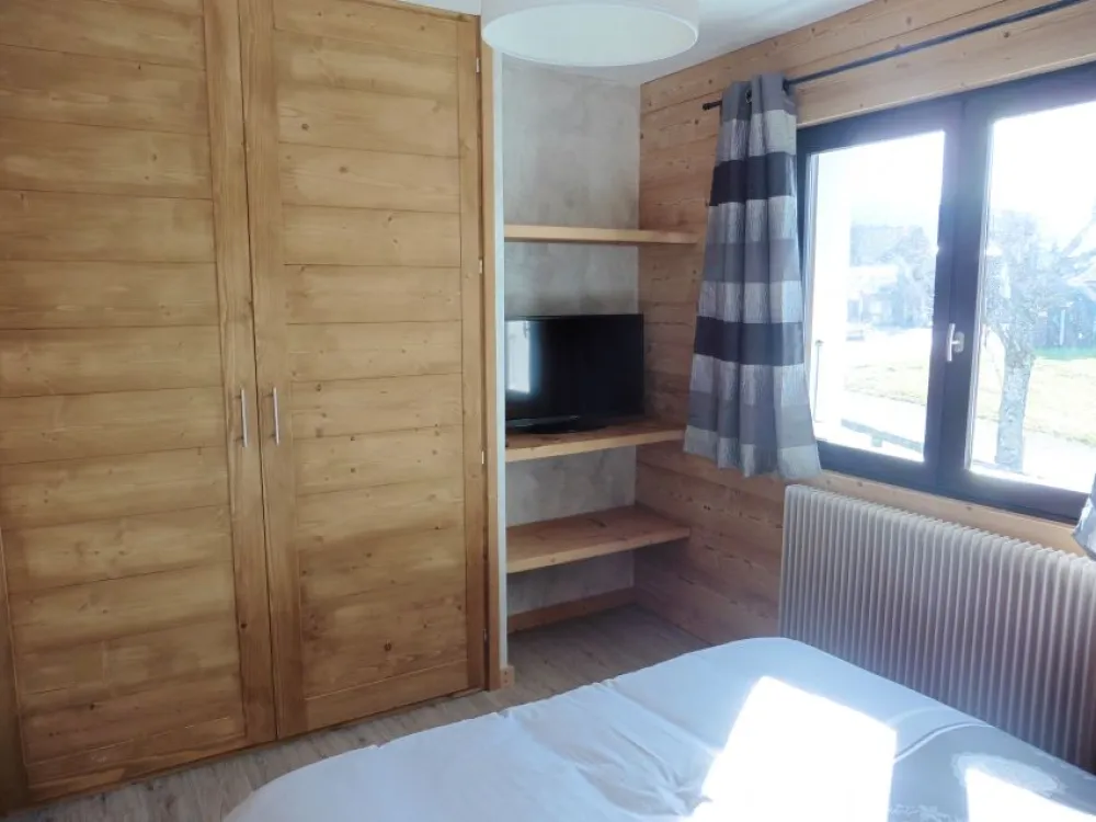 Ecran plat et grand placard dans la chambre parentale
