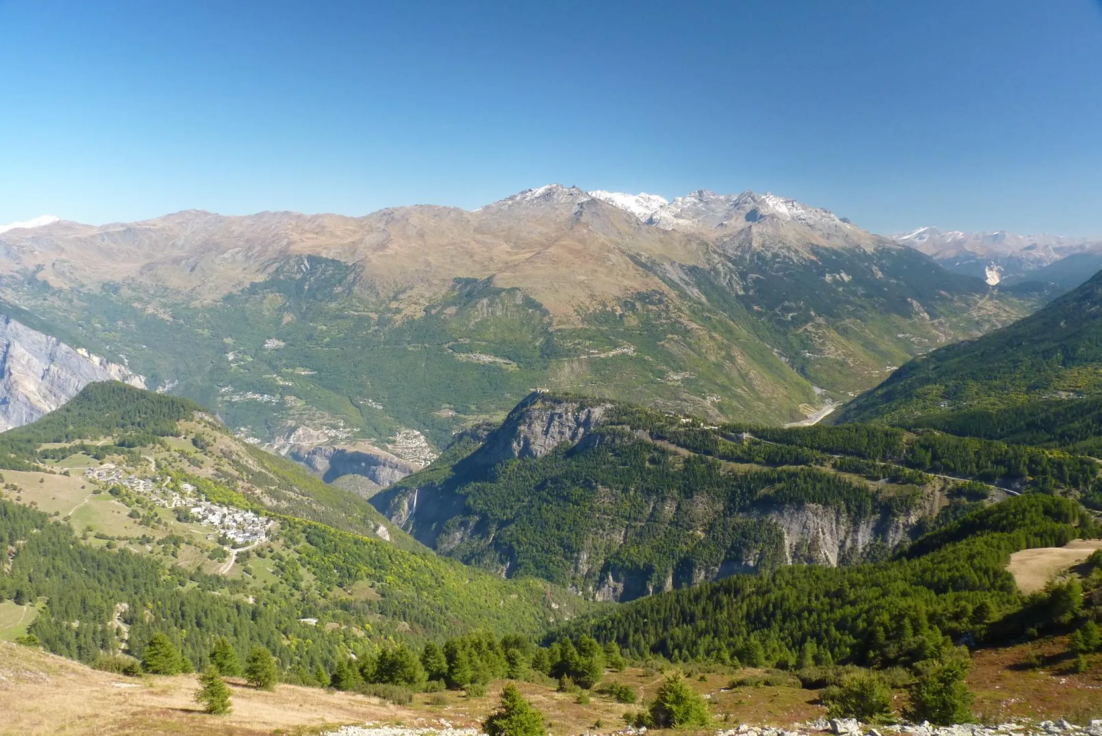 Dans un écrin de forêts, Albanne, un balcon naturel à plus de 1600 m d'altitude, ouvert au dessus de la vallée de la Maurienne sur un exceptionnel horizon de sommets.
Mont Blanc (à gauche),  et Vanoise. Fort et col du Télégraphe en face du village.
