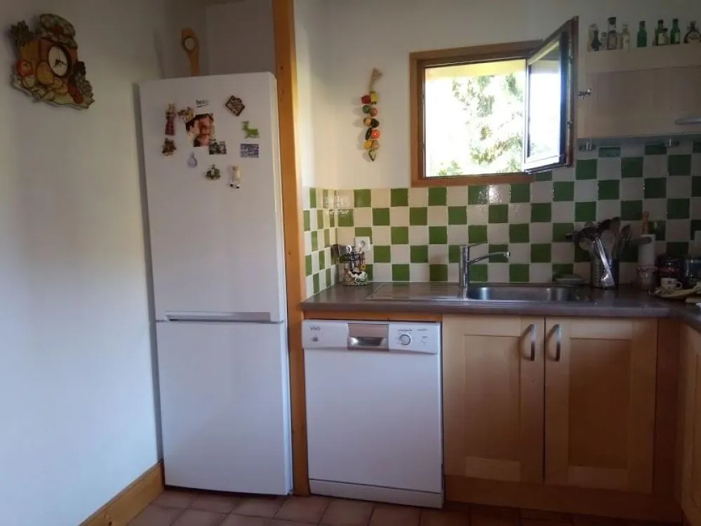 Cuisine avec frigidaire et congélateur, lave vaisselle