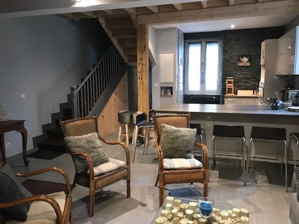 Son mobilier raffiné ,son équipement haut de gamme .
Un regard nouveau sur la Montagne Cosy Design.Télé 3 D ,lecteur DVD 3 D( prévoyez vos lunettes 3 D)