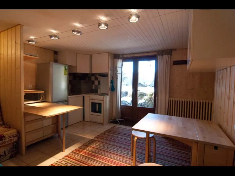 Sejour avec l'entrée et coin cuisine. Les tables peuvent s'agrandir.