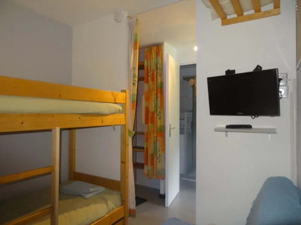 Chambre (lits superposés + clic clac)
