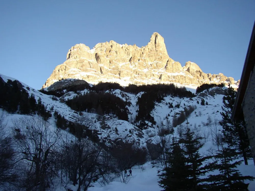 L'Aiguillette du Lauzet en hiver     toujours autant de soleil    et de ciel bleu ! ! ! la petite zone un peu plus sombre à droite de la photo est l'angle de la maison