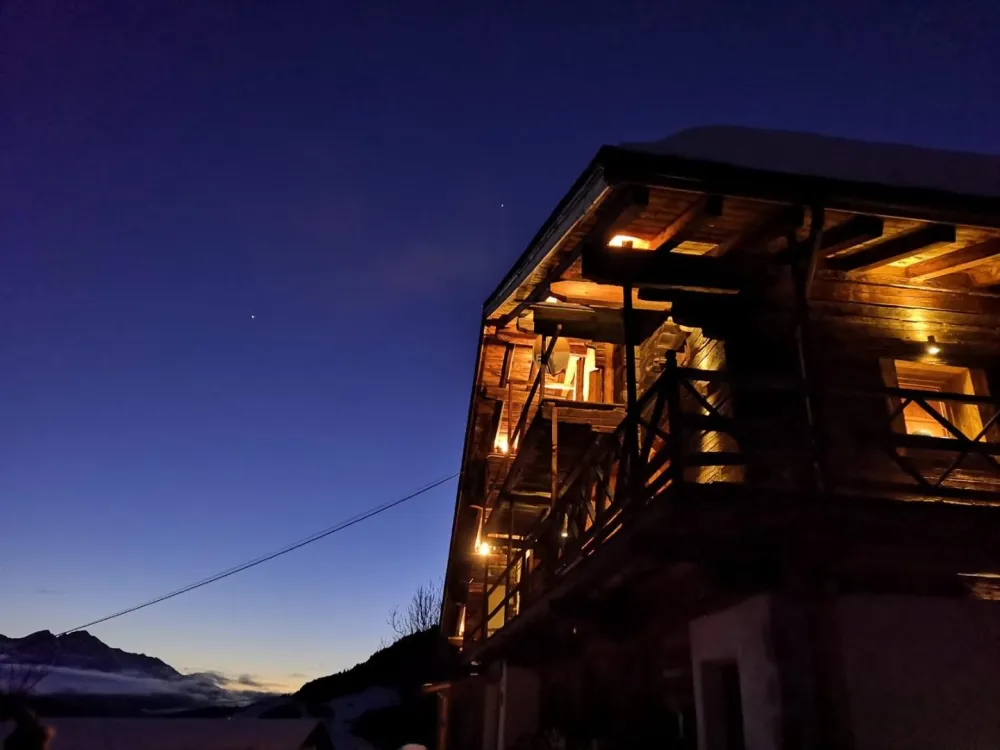 Chalet éclairé sous un ciel étoilé!