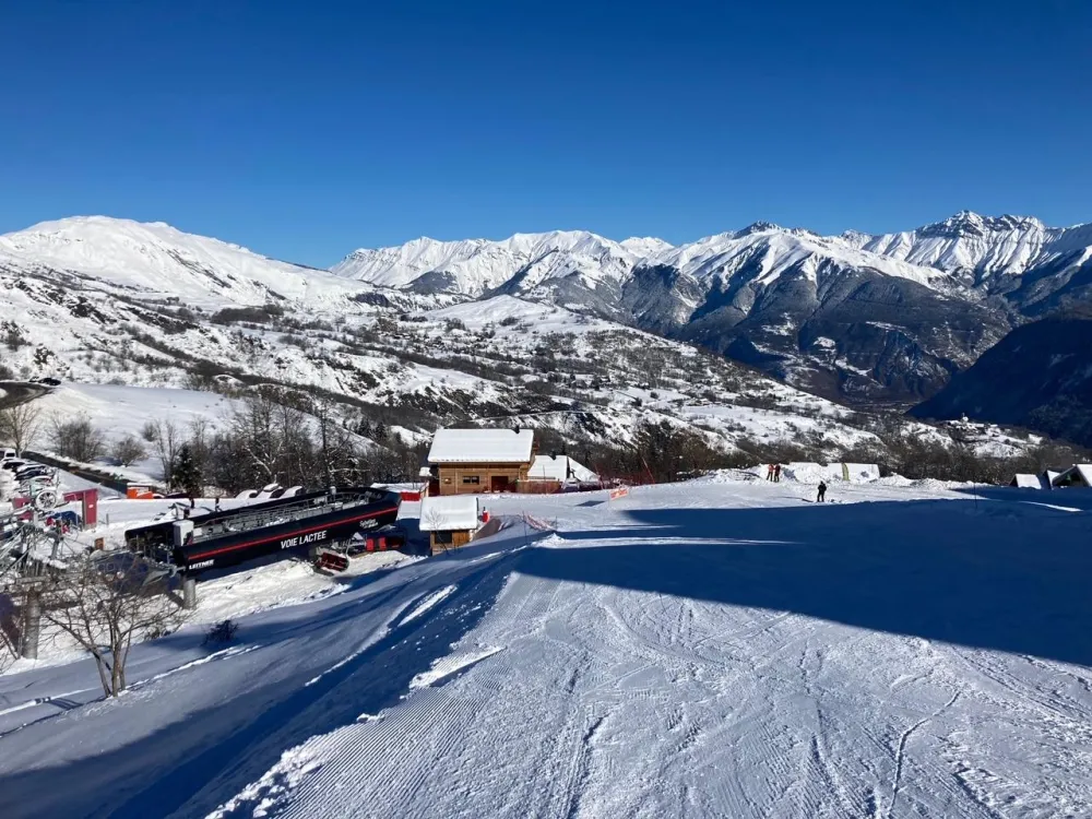 Chalet l'étoile filante face aux pistes, chalet de standing 15 personnes 6 chambres, 5 sdb, sauna
