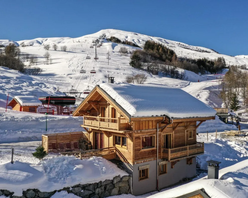 Vue du chalet avec le télésiège situé juste derrière (départ et retour ski)