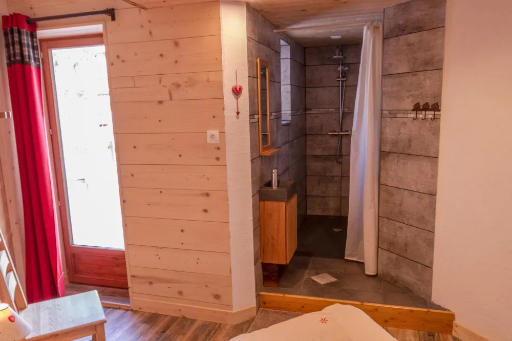 Chambre niveau 1
1 lit de 140 cm et douche privative