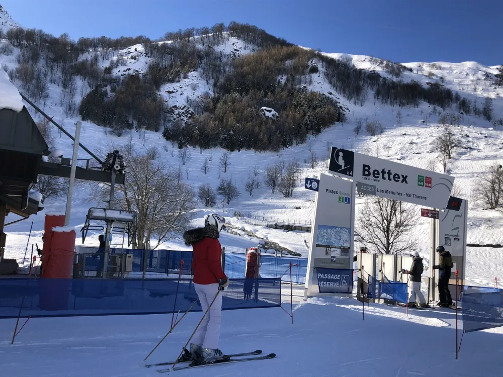 Télésiège et piste du Bettex à 150m des chalets