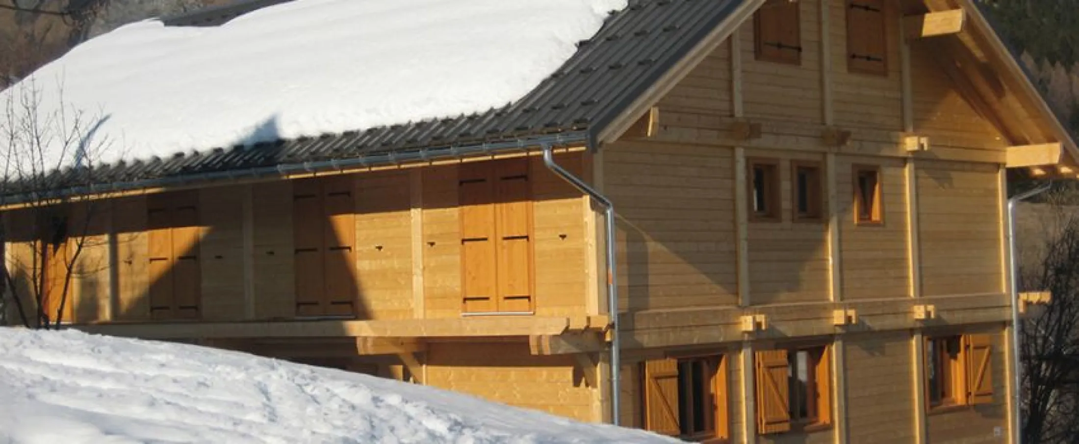 chalet cigales 2 THOMAS dispose de tout le 1er étage avec coursive et terrasse d'accès.