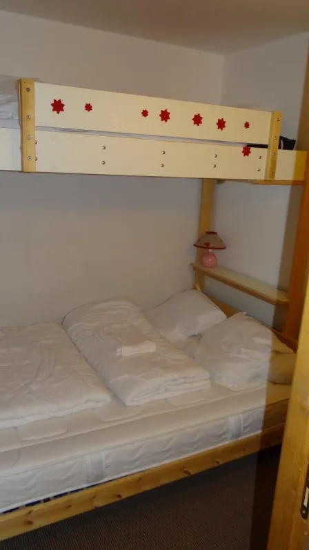 Chambre 2:lit double avec lit simple en mezzanine avec couettes