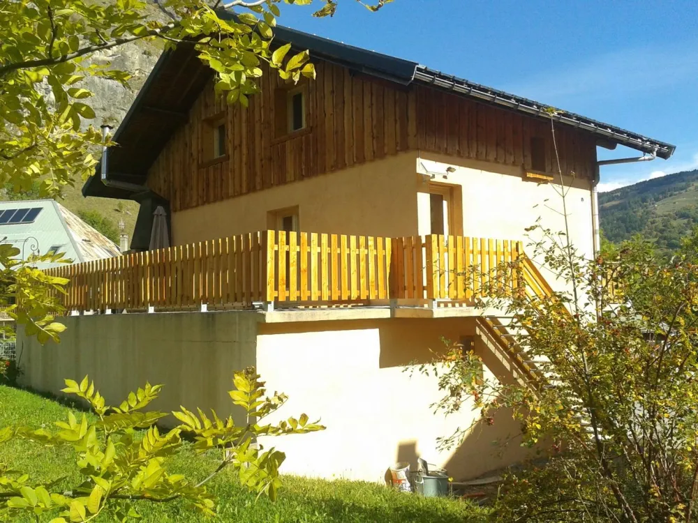 grande terrasse de 50M2 : barbecue , tables , chaises , transat 